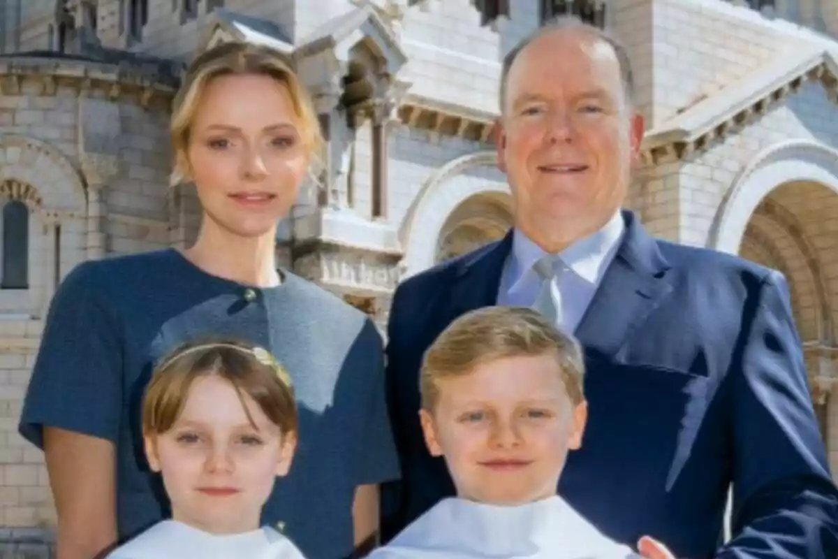 Alberto y Charlene de Mónaco posan junto a sus dos hijos -Jacques y Gabriella- el día de su comunión.