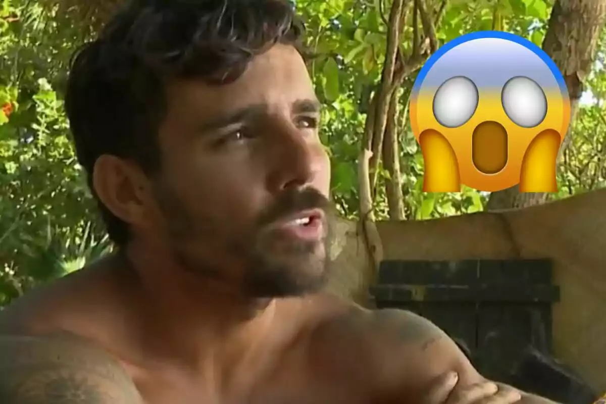 Manuel González está al aire libre con un emoji de sorpresa al lado.